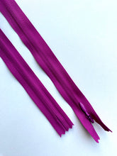 Fermoar rezistent, ascuns, brand YKK, culoare magenta inchis, 70 cm lungime